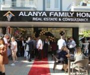 Family in Alanya Real Estate’in modern projeleri ve Akdeniz yaşam tarzını yansıtan görsel