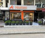 AY HOMES’un gayrimenkul projeleri ve araç kiralama hizmetlerini yansıtan görsel