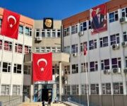 Kemal Akça İlköğretim Okulu – Alanya’da öğrencilerin eğitim gördüğü modern okul binası.