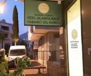 Özel Alanya İlgi Yabancı Dil Kursu öğrencileri, sınıfta yabancı dil öğrenirken etkin ve interaktif eğitim alıyor.