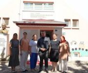 Antalya Büyükşehir Belediyesi Gazipaşa Anaokulu binası, çocuk oyun alanları ve rengarenk sınıflarıyla öğrencilerin eğitim gördüğü bir kare.