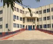 Gazi Mustafa Kemal Ortaokulu binası, öğrencilerin ders gördüğü sınıflar ve okul bahçesiyle birlikte bir kare.