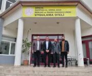 Gazipaşa Av. Kemal Akça Mesleki ve Teknik Anadolu Lisesi binası ve Uygulama Oteli, eğitim ve uygulamalı otelcilik alanlarını bir arada gösteren bir kare.