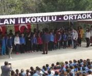 Akalan Ortaokulu’nun ön cephesi, bahçesi ve öğrencilerin giriş yaptığı alanlarıyla okul binası.