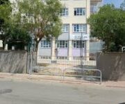 İstiklal İlköğretim Okulu binası, bahçesi ve okul giriş alanı.