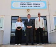 Macar Fahri Özçelik İlköğretim Okulu binası ve ön bahçe alanı.