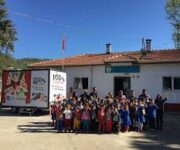 Aydıncık İlkokulu binası ve ön bahçesi.