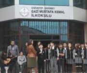 Gazi Mustafa Kemal İlköğretim Okulu binası ve okul bahçesi.