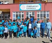 Cumhuriyet İlkokulu binası ve okul bahçesinde öğrenciler.