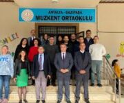 Muzkent Ortaokulu binası ve okul bahçesinde öğrenciler.