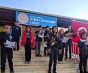 Yakacık Mehmet Oğuz Galadran İlköğretim Okulu binası ve bahçesinde öğrenciler.