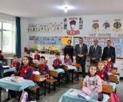 Burhan İlkokulu binası önünde öğrenciler ve öğretmenler okul bahçesinde.