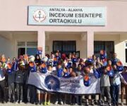 İncekum Esentepe Ortaokulu binası ve okul bahçesinde öğrenciler.