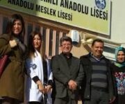 Demirtaş Çok Programlı Anadolu Lisesi’nde ders başında öğrenciler ve öğretmenler.