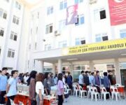 Payallar Çok Programlı Anadolu Lisesi ön cephesi ve öğrencilerin günlük aktiviteleri.