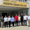 Hüseyin Girenes Fen Lisesi binası ve okul bahçesinde öğrenciler.