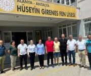 Hüseyin Girenes Fen Lisesi binası ve okul bahçesinde öğrenciler.