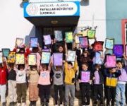 Öğrencilerin eğitim gördüğü Payallar Büyükyer İlkokulu sınıfları ve etkinlik alanları.