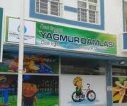 Özel Yağmur Damlası Özel Eğitim Okulu binası ve bahçesi.