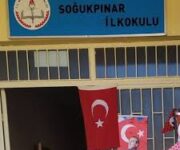 Öğrencilerin Soğukpınar İlkokulu sınıfında eğitim aldığı an.