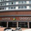 Öğrencilerin Alanya Üniversitesi’nde ders çalıştığı ve sosyal alanları kullandığı an.