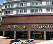 Öğrencilerin Alanya Üniversitesi’nde ders çalıştığı ve sosyal alanları kullandığı an.