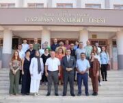 . Öğrencilerin sınıfta ders işlediği Gazipaşa Merkez Anadolu Lisesi iç mekanı.