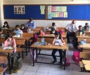 Öğrencilerin sınıfta ders işlediği Ahmet Tuncer İlköğretim Okulu iç mekanı.