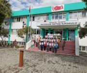 . Öğrencilerin sınıfta ders çalıştığı İncekum Öztaş İlkokulu iç mekanı.