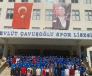 Mevlüt Çavuşoğlu Spor Lisesi öğrencilerinin spor aktiviteleri sırasında çekilmiş fotoğrafı.