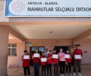 Mahmutlar Selçuklu Ortaokulu öğrencilerinin sınıf içi etkinlik sırasında çekilmiş fotoğrafı.