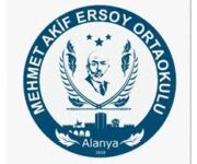 Mehmet Akif Ersoy Ortaokulu öğrencilerinin tören alanında etkinlik sırasında çekilmiş fotoğrafı.