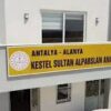 Kestel Sultan Alparslan Anadolu Lisesi’nin kampüs girişi ve okul binasının genel görünümü.