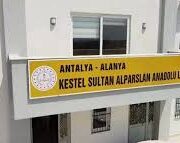 Kestel Sultan Alparslan Anadolu Lisesi’nin kampüs girişi ve okul binasının genel görünümü.