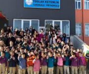 Toslak Ketenlik Ortaokulu öğrencilerinin okul bahçesinde etkinlik sırasında çekilmiş fotoğrafı.