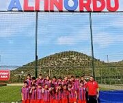 . Altınordu Alanya Futbol Okulu’nda antrenman yapan genç futbolcuların saha görüntüsü.