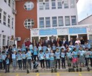 Emişbeleni Köyü İlköğretim Okulu’nda ders sırasında öğrencilerin sınıf içi görüntüsü.