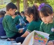 Demirtaş İlkokulu binasının ön cephesi ve bahçesi.