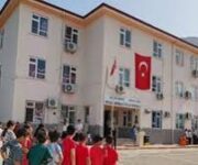 Mahmutlar Halil Ülker İlkokulu binası ve bahçe alanı.