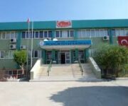 Alanya Akdam İlkokulu binası ve bahçe görüntüsü.