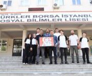 . Türkler Borsa İstanbul Sosyal Bilimler Lisesi binasının dış görünümü.