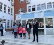 Emişbeleni Ortaokulu binasının dış cephesi ve okul bahçesi.