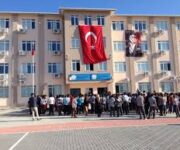 Payallar Günay Demirel Ortaokulu binası ve okul bahçesi görünümü.