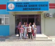 Toslak Sabır Erkin İlköğretim Okulu bahçesi ve öğrencilerin katıldığı etkinlik alanı.