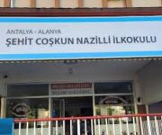 Şehit Coşkun Nazilli İlkokulu bahçesinde öğrencilerle dolu neşeli bir okul günü.