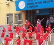 Gönül Kemal Reisoğlu İlkokulu binası, modern sınıfları ve öğrencilerine güvenli, destekleyici öğrenme ortamı sunan ilkokul.