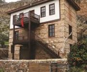 "Sanat Evi’nde öğrenciler resim, seramik, heykel ve el sanatları atölyelerinde çalışmalar yapıyor, eğitmenler rehberliğinde yaratıcılıklarını geliştiriyor."