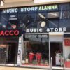 "Alanina Müzik Store’da çeşitli müzik aletleri sergileniyor; müşteriler enstrümanları inceleyip deneyimleyebiliyor, satış ve eğitim hizmetlerinden faydalanabiliyor."