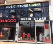 "Alanina Müzik Store’da çeşitli müzik aletleri sergileniyor; müşteriler enstrümanları inceleyip deneyimleyebiliyor, satış ve eğitim hizmetlerinden faydalanabiliyor."