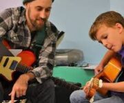 Özel Gitar Dersi – Alanya’da birebir gitar eğitimi, başlangıçtan ileri seviyeye kadar kişiye özel dersler ile müzik becerilerini geliştirme imkânı.